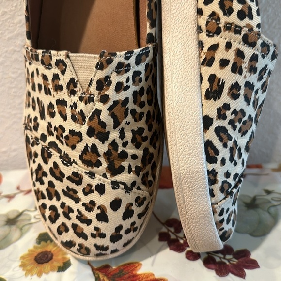 TOMS BIRCH LEOPARD AVALON SLIPON SHOES GUC SZ 8.5 EVERYDAY COMFORT - Picture 2 of 10